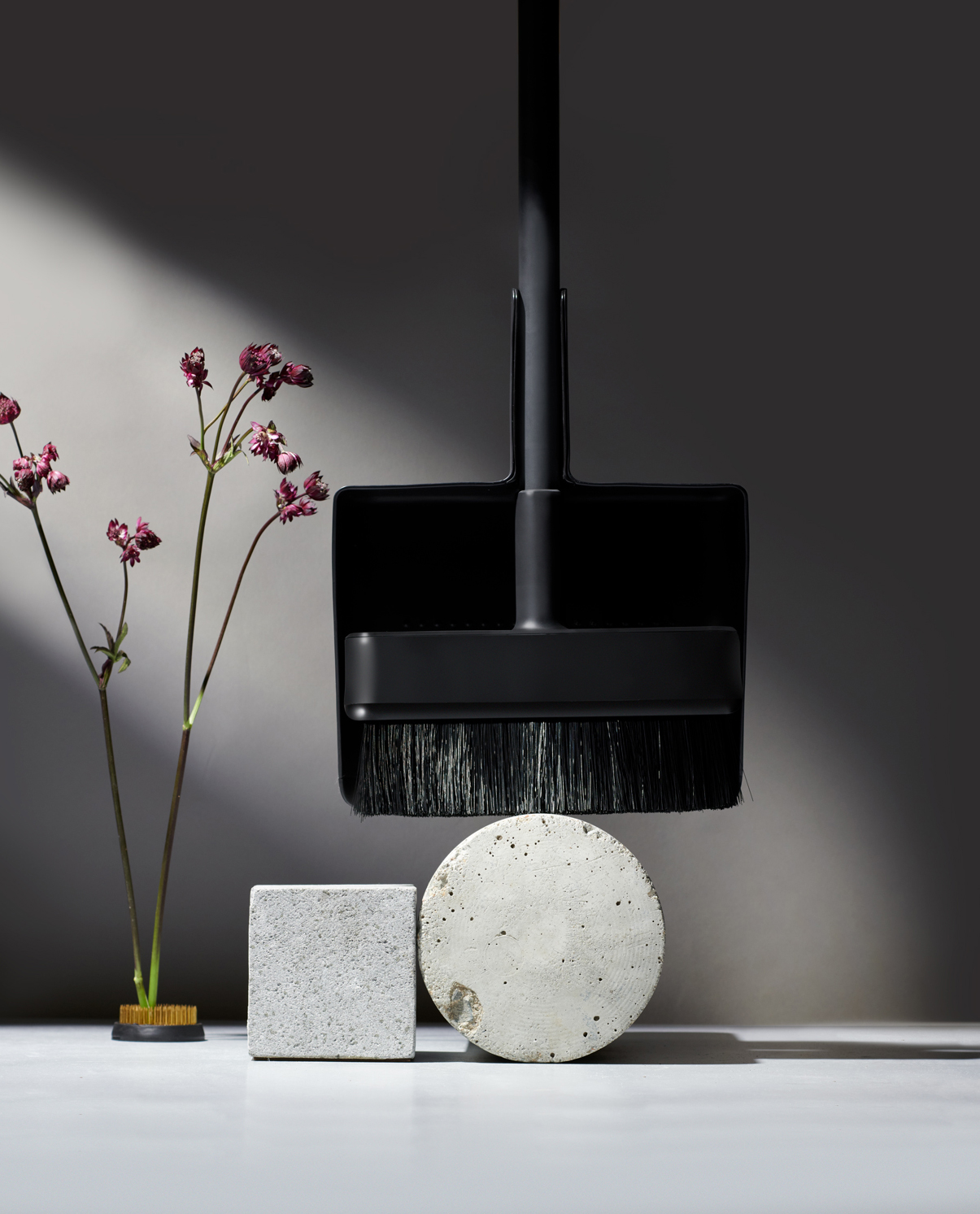 SCENE_06_DUSTPAN_BROOM_BLACK_6483R